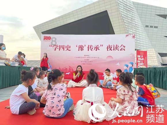 杨紫换了羊毛卷新发型洋气10倍,穿小黑裙拍写真,美得像换了个人